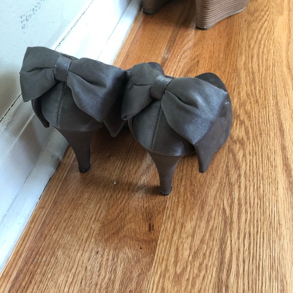 Cute grey heels with bow! - Picture 3 of 3